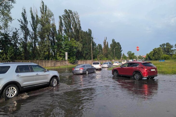 Новини Києва - У Києві негода пошкодила автомобілі та майно