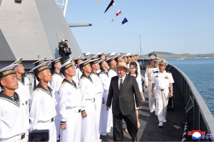 Новини світу - У КНДР з другої спроби спустили есмінець на воду