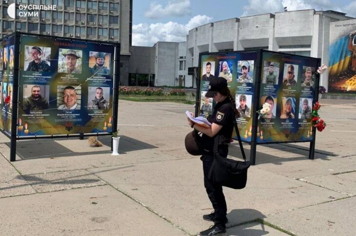 Новини України - У Сумах на портретах загиблих воїнів вирізали Z
