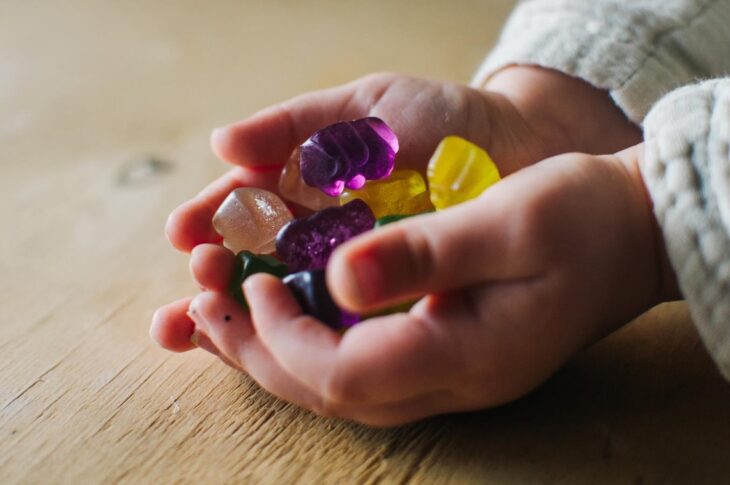 Новини світу - В Данії діти потруїлися знайденими цукерками з канабісом