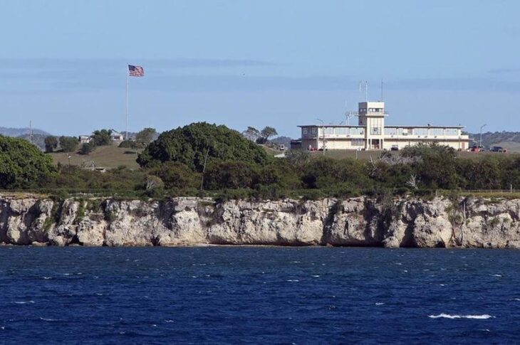 Новини світу - В США планують таємно відправити тисячі мігрантів на базу Гуантанамо - ЗМІ