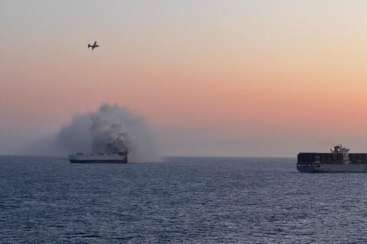 Новини світу - В Тихому океані затонуло судно з 3000 авто, яке горіло три тижні