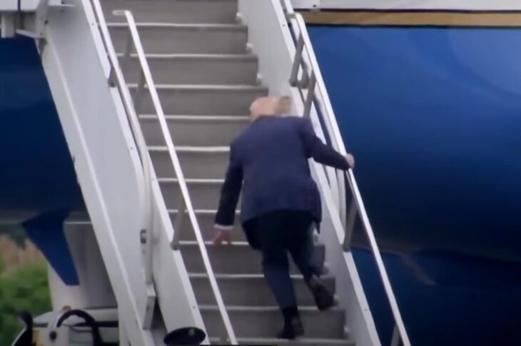 Новини світу - Як Байден: Трамп перечепився на трапі літака