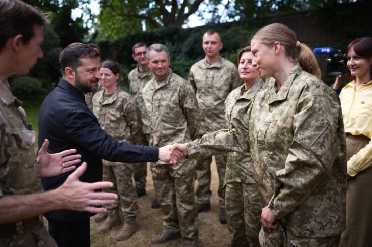 Новини України - Зеленський і Стармер зустрілися з бійцями ЗСУ, що готуються у Британії