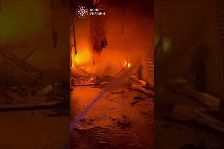 На території ринку “Привоз” рятувальники ліквідували пожежу, що виникла внаслідок російських ударів.