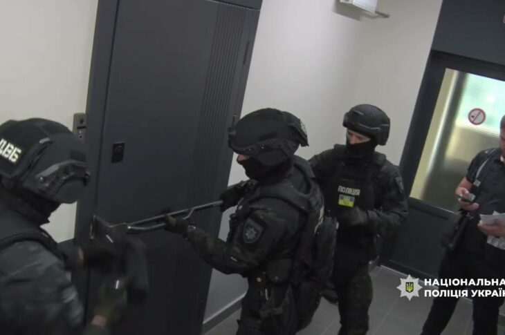 Нацполіція ліквідувала злочинну групу, яка підривала роботу ЗСУ: проведено понад 50 обшуків