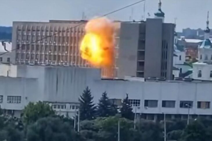 Новини України - Дрон поцілив по будівлі ОВА в Сумах