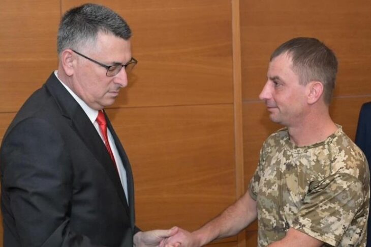 Новини України - Глава МЗС Ізраїлю зустрівся з бійцем ЗСУ, що втратив сім'ю через удар Ірану