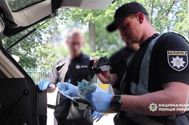 Нацполіція затримала родича посадовця ТЦК, який вимагав гроші у дружини загиблого захисника
