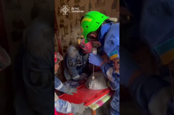 Рятувальники крок за кроком розбирали бетонні уламки квартири, під якими опинився постраждалий