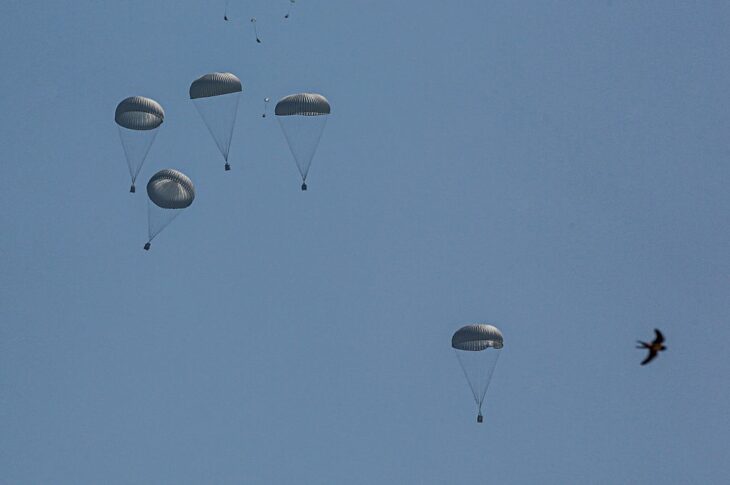 Новини світу - Ізраїль відновив скидання гумдопомоги у Газі