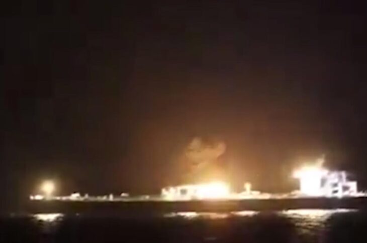 Новини світу - Хусити потопили балкер у Червоному морі