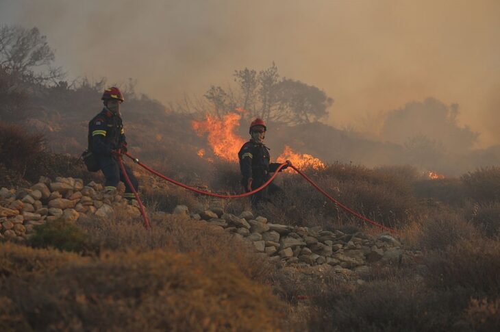 Новини світу - Масштабна лісова пожежа у Греції змусила евакуювати кілька сіл