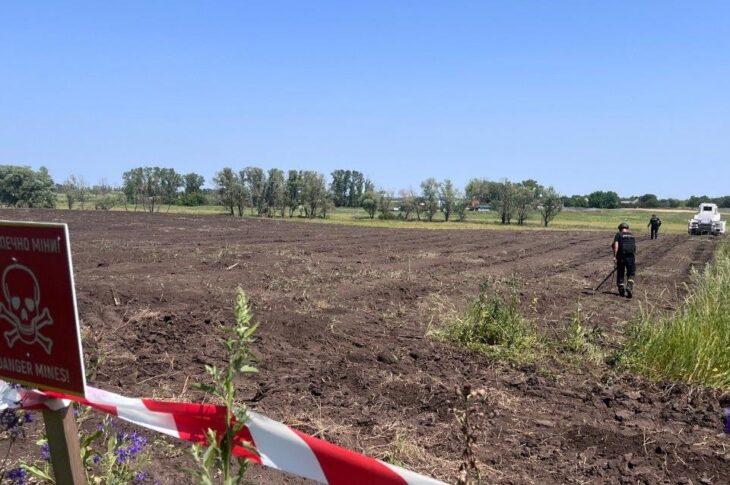 Новини України - На Херсонщині росіяни скинули вибухівку на комбайн, є постраждалий - ОВА