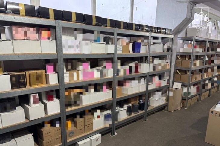 Новини України - На Полтавщині вилучили тисячі флаконів фейкової парфумерії