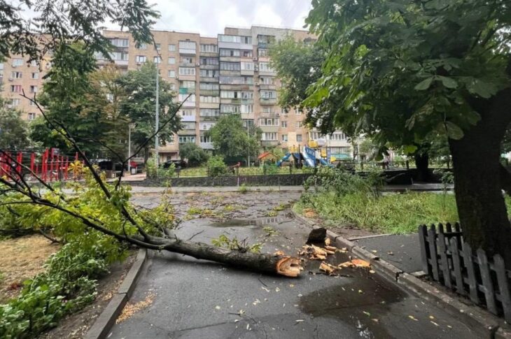 Новини Києва - Негода в Києві: підтоплені багато вулиць і станція метро