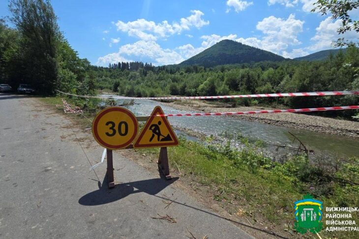 Новини України - Повінь частково зруйнувала дамбу на Буковині