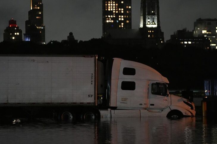 Новини світу - Повінь у Нью-Йорку: затоплені метро та дороги
