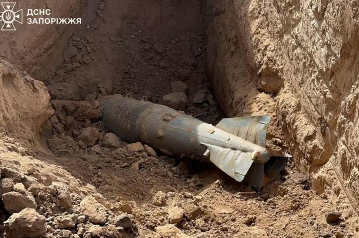 Новини України - Росіяни скинули бомбу на пам'ятник льотчику на Запоріжжі - соцмережі