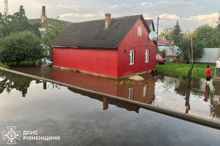 Новини України - Рятувальники ліквідують наслідки негоди в п'яти областях