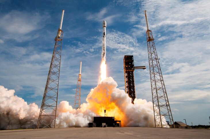 Технології - SpaceX запустила у космос два супутники зв’язку