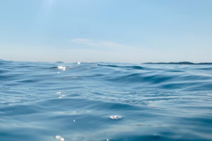 Новини України - Трьох підлітків на матраці віднесло в море в Одесі