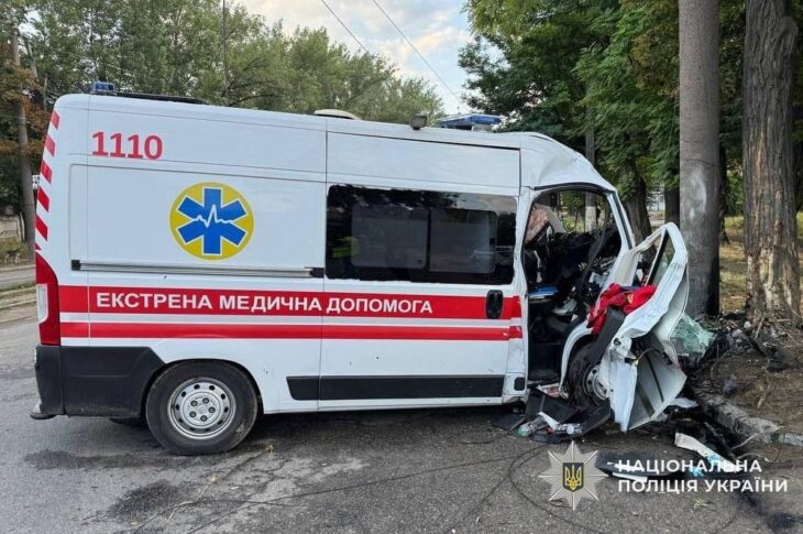 Новини України - У Дніпрі "швидка" врізалась у стовп, загинув медик