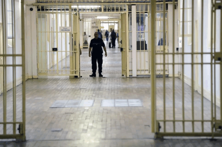 Новини світу - У Франції ув'язнений втік із в'язниці, сховавшись у мішку з білизною