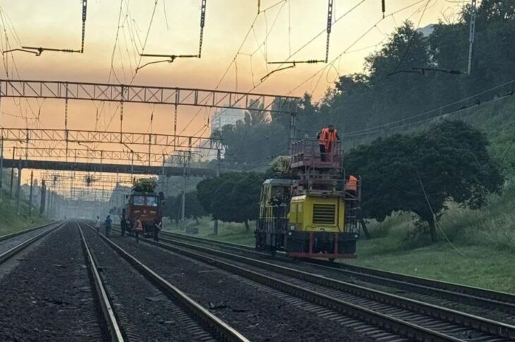 Новини Києва - У Києві через нічну атаку пошкоджено залізницю: потяги затримуються