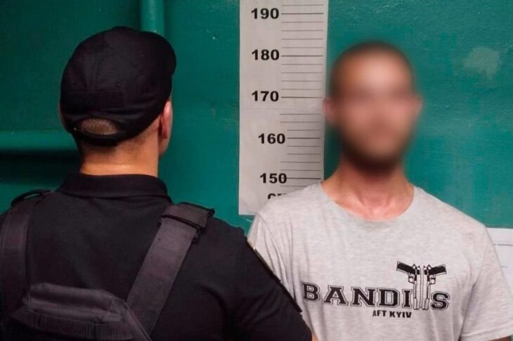 Новини Києва - У Києві чоловік п’яним на спір катався між вагонами метро