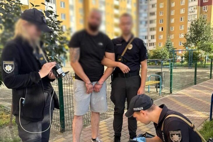 Новини Києва - У Києві чоловік стріляв по авто у дворі будинку