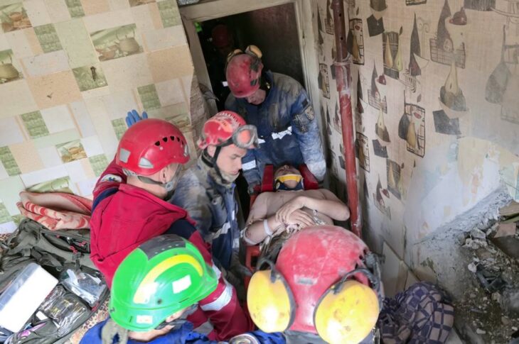 Новини України - У Києві дістали чоловіка з-під завалів будинку