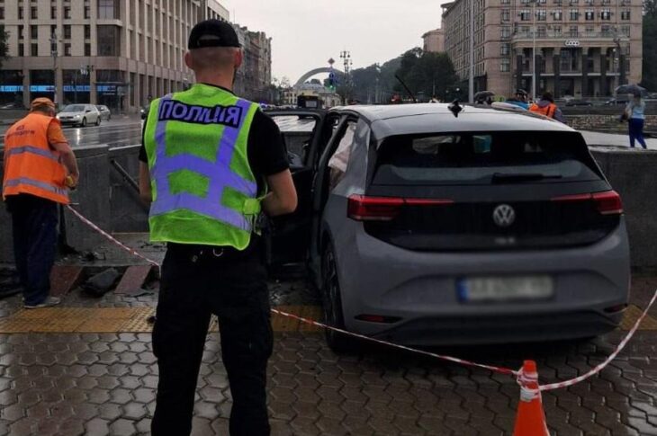 Новини Києва - У Києві електромобіль влетів у підземний перехід, водія госпіталізовано