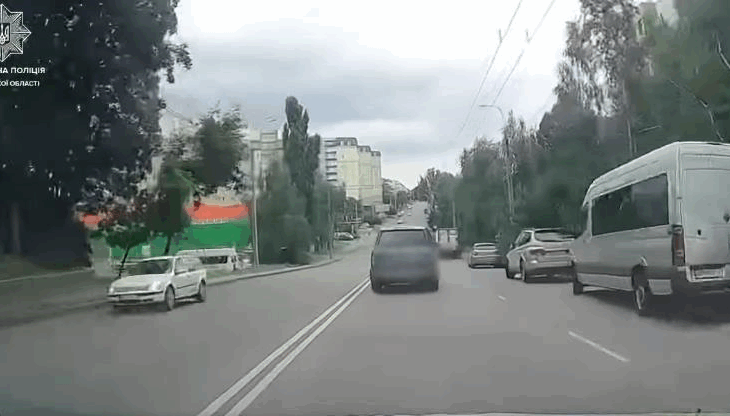 Новини України - У Рівному п'яний водій врізався в магазин, тікаючи від патрульних