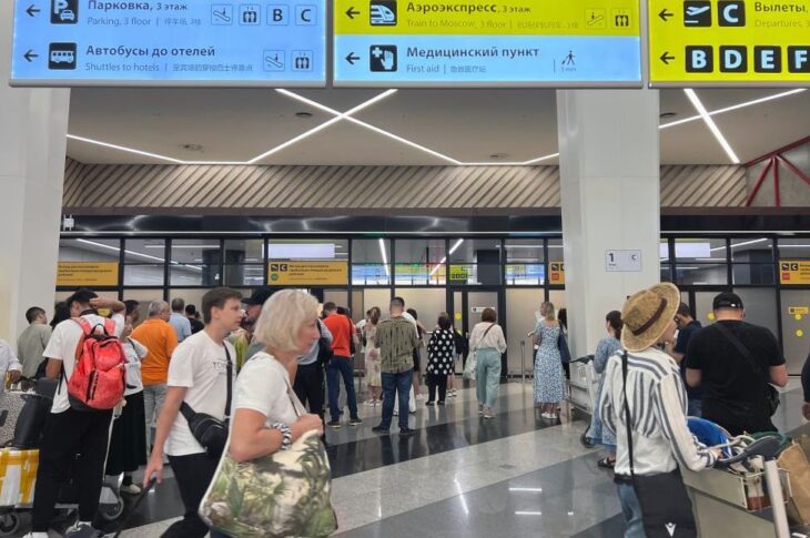 Новини світу - В аеропортах Москви триває колапс через дрони: пасажирам видають килимки