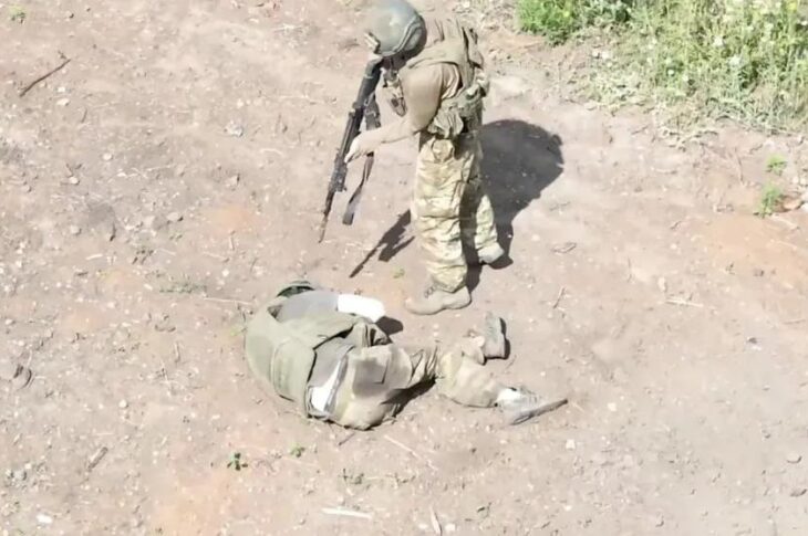 Новини України - З'явилось відео, як військовий РФ убив пораненого