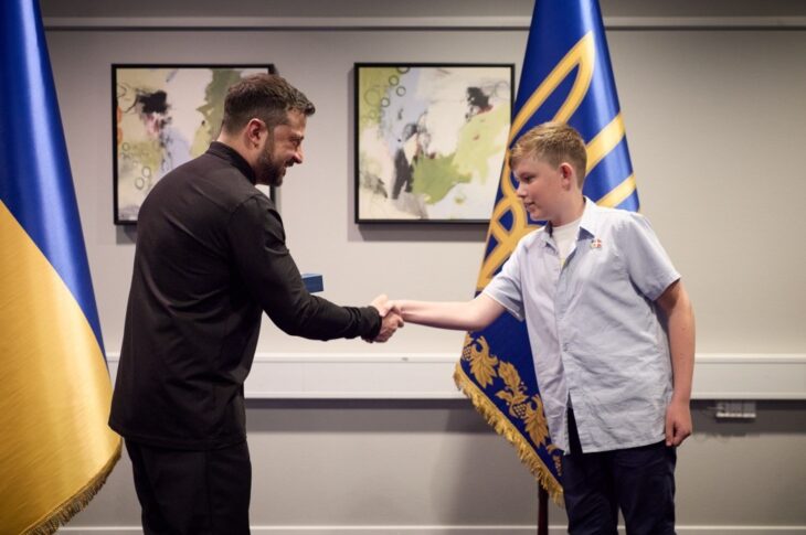 Новини України - Зеленський нагородив 11-річного данського волонтера
