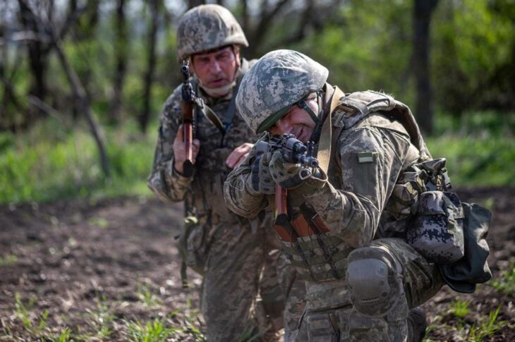 Новини України - Зеленський схвалив військові контракти 60+
