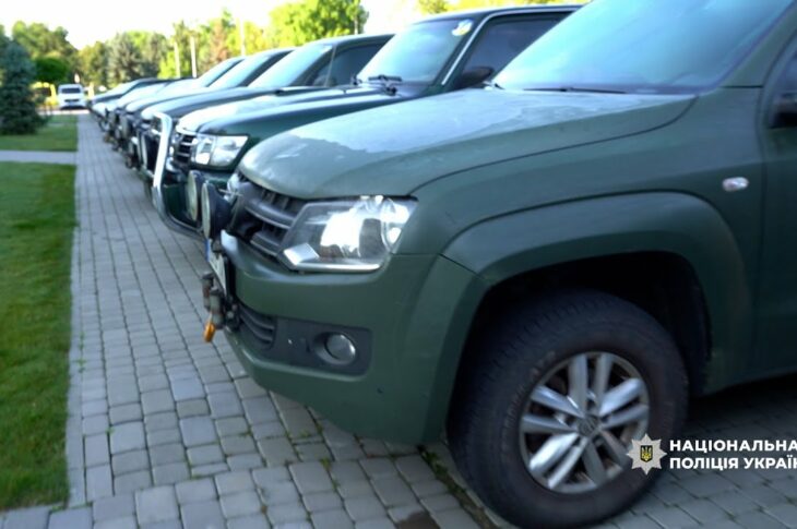 Естонські правоохоронці передали поліції України 16 авто для евакуації цивільних