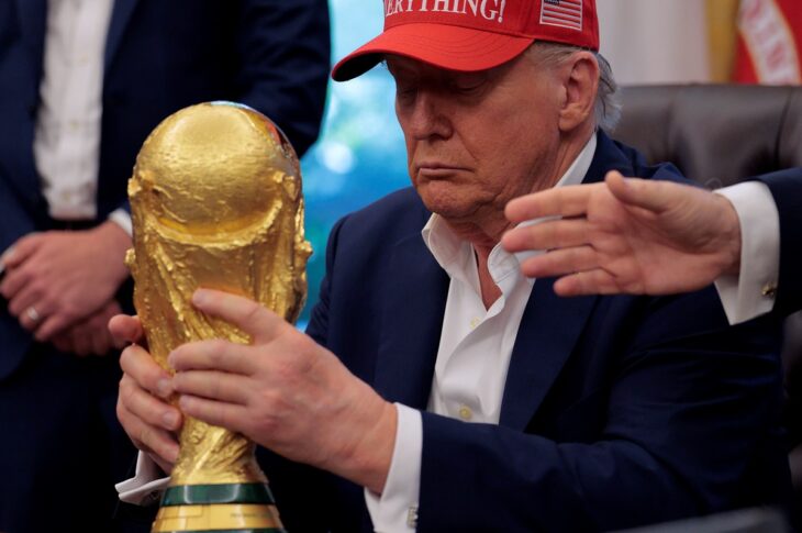 Новини світу - "Можна я залишу його собі?": Трамп не захотів віддавати кубок ЧС з футболу