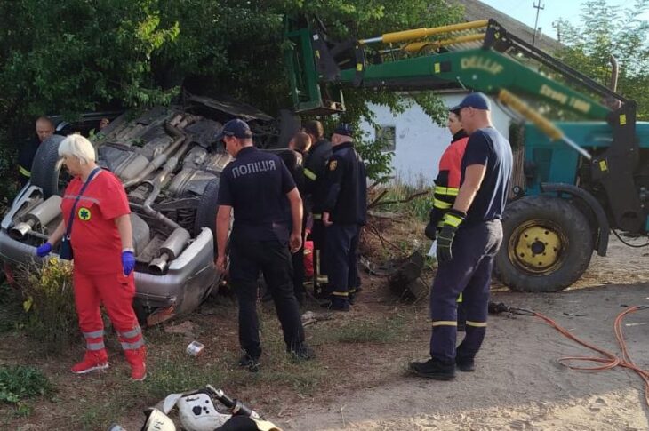 Новини України - На Одещині п’яний водій врізався в дерево: є загиблий і потерпілі