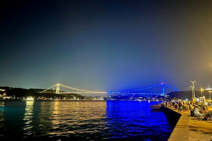 Новини світу - Туреччина оздобила вежу і міст у синьо-жовті барви