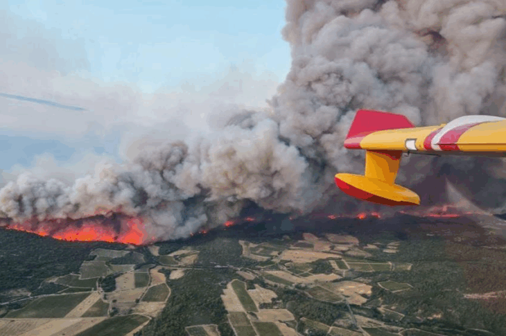Новини світу - У Франції вирує масштабна лісова пожежа