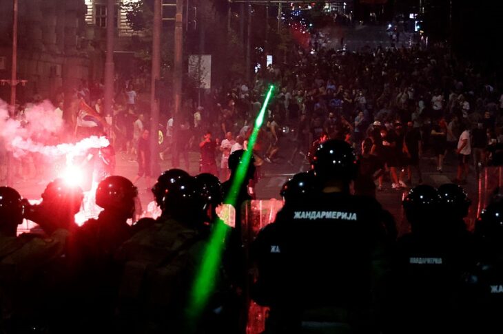 Новини світу - У Сербії протестувальники підпалили офіс партії Вучича