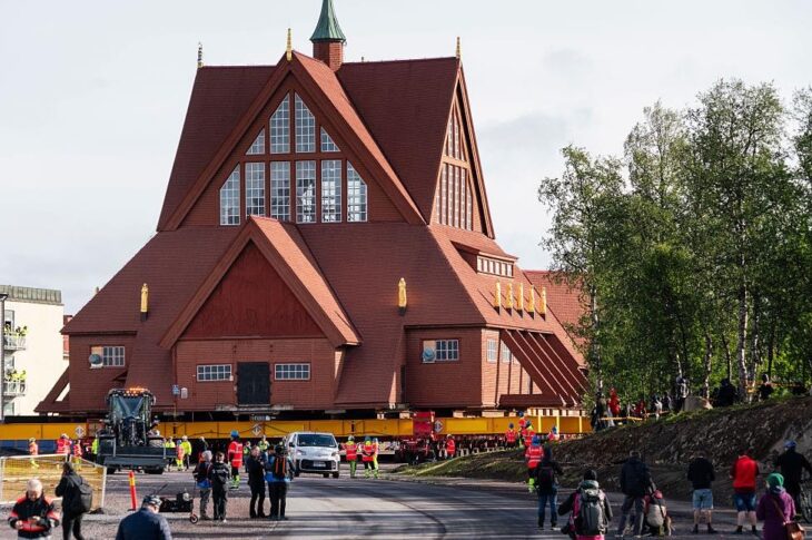 Новини світу - У Швеції перевозять на нове місце 600-тонну старовинну церкву