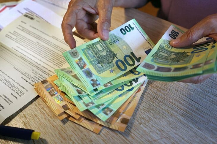 Новини бізнесу - В Україну вперше ввезли більше готівкових євро ніж доларів