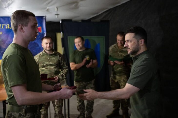 Новини України - Зеленський відвідав оборонців Вовчанська