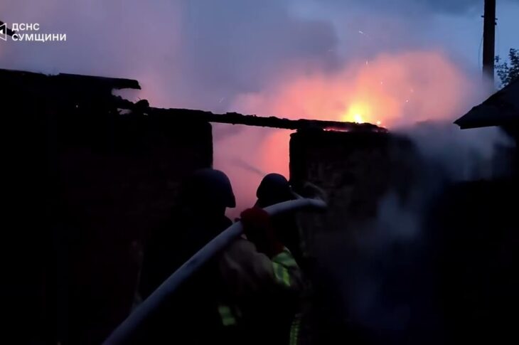 Сумщина: рятувальники ліквідували пожежу в житловому секторі, спричинену черговою російською атакою