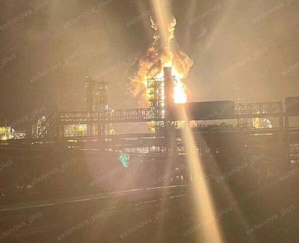 Новини світу - Атака дронів: у Леніградській області горить НПЗ