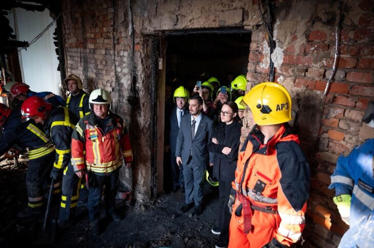 Новини України - Іноземним дипломатам показали пошкоджену атакою РФ будівлю Кабміну